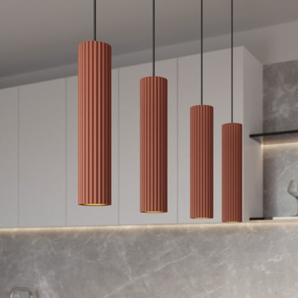 Suspension Oslo 4 cylindres en ligne rouge ocre dans un intérieur contemporain