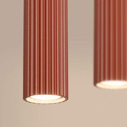 Suspension Oslo 4 cylindres en ligne rouge ocre, packshot de trois quarts