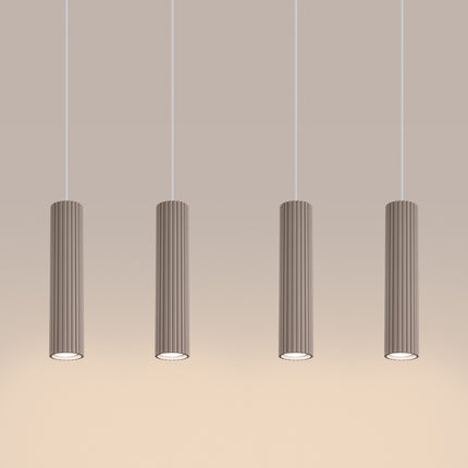 Suspension Oslo 4 cylindres en ligne taupe sur fond coloré, vue de trois quarts