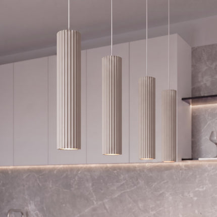 Suspension Oslo 4 cylindres en ligne taupe dans un intérieur contemporain