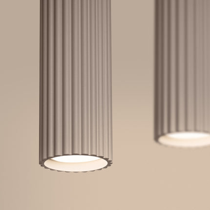 Suspension Oslo 4 cylindres en ligne taupe, packshot de trois quarts