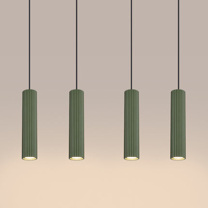 Suspension Oslo 4 cylindres en ligne vert olive sur fond coloré, vue de trois quarts