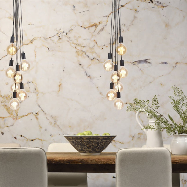 Suspension Oslo 7 lumières noir mat avec ampoules filament au-dessus d'une table à manger en bois