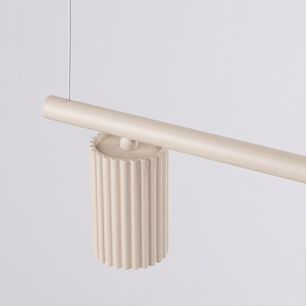 Suspension Oslo Poutre 4 Cylindres 122 cm en Aluminium Cannelé Beige, vue sur fond coloré