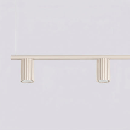Suspension Oslo Poutre 4 Cylindres 122 cm en Aluminium Cannelé Beige, packshot de trois quarts