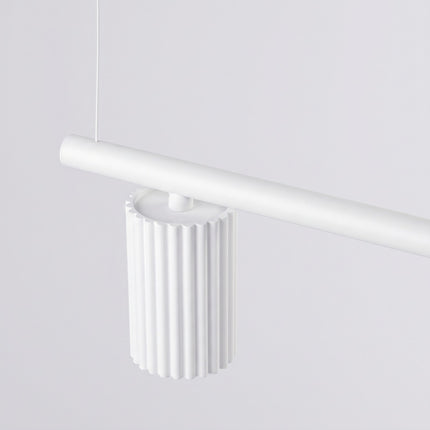 Suspension Oslo Poutre 4 Cylindres 122 cm en Aluminium Cannelé Blanche, vue sur fond coloré