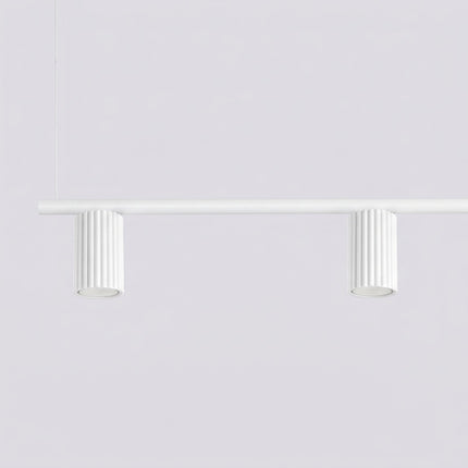 Suspension Oslo Poutre 4 Cylindres 122 cm en Aluminium Cannelé Blanche, packshot de trois quarts