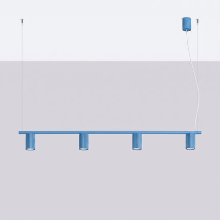 Suspension Oslo poutre 4 cylindres 122 cm bleu ciel, vue en situation sur fond clair