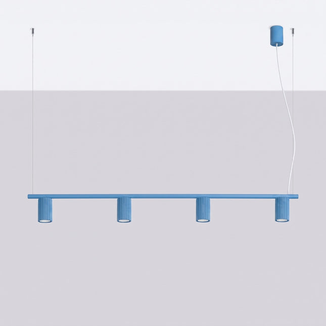 Suspension Oslo poutre 4 cylindres 122 cm bleu ciel, vue en situation sur fond clair