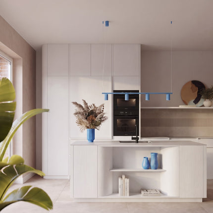 Suspension Oslo poutre 4 cylindres 122 cm bleu ciel dans une pièce à vivre