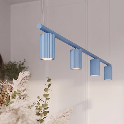 Suspension Oslo poutre 4 cylindres 122 cm bleu ciel dans un intérieur contemporain
