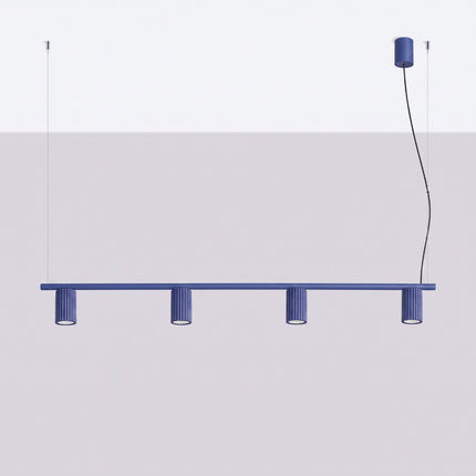 Suspension Oslo poutre 4 cylindres 122 cm bleu outremer, vue en situation sur fond clair