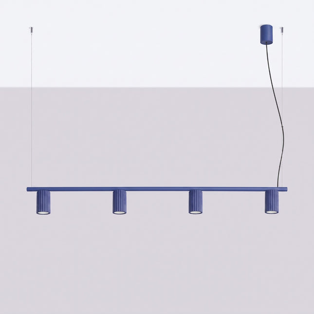 Suspension Oslo poutre 4 cylindres 122 cm bleu outremer, vue en situation sur fond clair