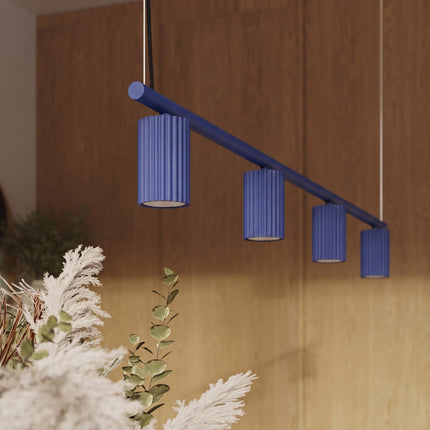 Suspension Oslo poutre 4 cylindres 122 cm bleu outremer dans un intérieur contemporain