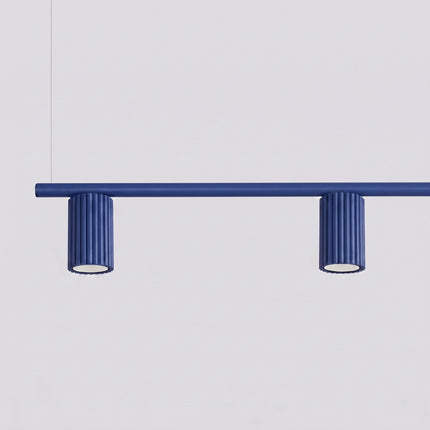 Suspension Oslo poutre 4 cylindres 122 cm bleu outremer, packshot de trois quarts