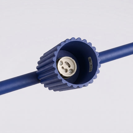 Suspension Oslo poutre 4 cylindres 122 cm bleu outremer, détail des cannelures