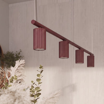 Suspension Oslo poutre 4 cylindres 122 cm bordeaux dans un intérieur contemporain