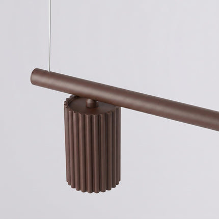 Suspension Oslo poutre 4 cylindres 122 cm brun chocolat sur fond coloré, vue de trois quarts