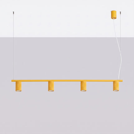 Suspension Oslo poutre 4 cylindres 122 cm jaune ambré, vue en situation sur fond clair