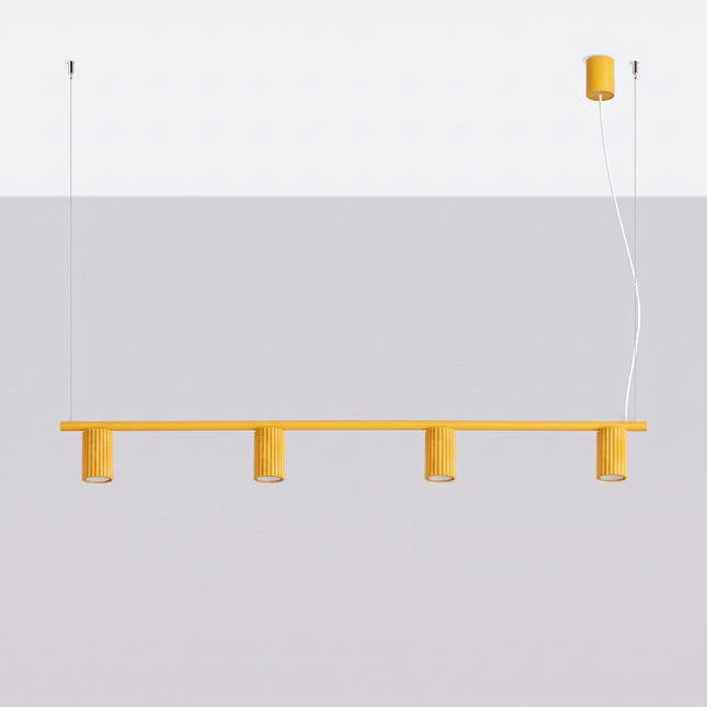 Suspension Oslo poutre 4 cylindres 122 cm jaune ambré, vue en situation sur fond clair