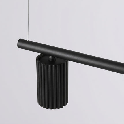 Suspension Oslo Poutre 4 Cylindres 122 cm en Aluminium Cannelé Noire, vue sur fond coloré