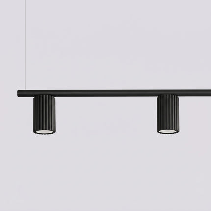 Suspension Oslo Poutre 4 Cylindres 122 cm en Aluminium Cannelé Noire, packshot de trois quarts
