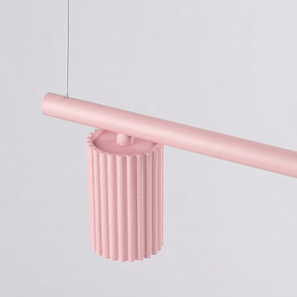 Suspension Oslo poutre 4 cylindres 122 cm rose poudré sur fond coloré, vue de trois quarts