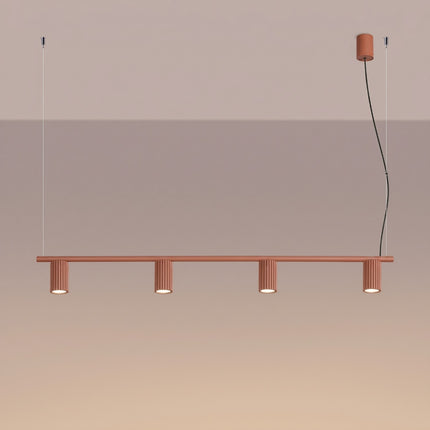 Suspension Oslo Poutre 4 Cylindres 122 cm en Aluminium Cannelé Rouge Ocre, lumière allumée