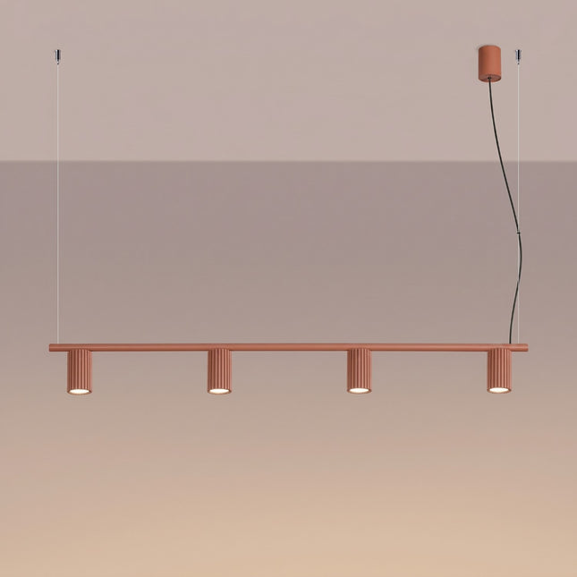 Suspension Oslo Poutre 4 Cylindres 122 cm en Aluminium Cannelé Rouge Ocre, lumière allumée