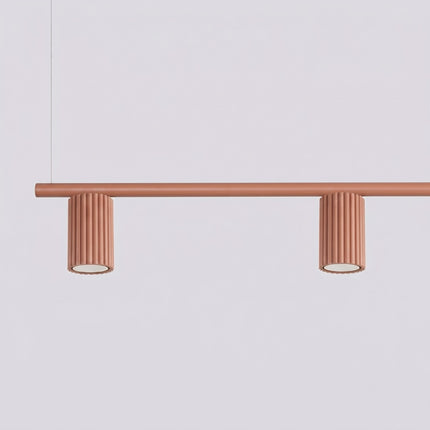 Suspension Oslo Poutre 4 Cylindres 122 cm en Aluminium Cannelé Rouge Ocre, packshot de trois quarts