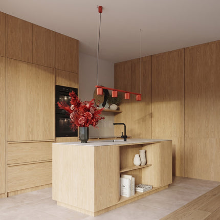 Suspension Oslo poutre 4 cylindres 122 cm rouge vif au-dessus d'un plan de travail