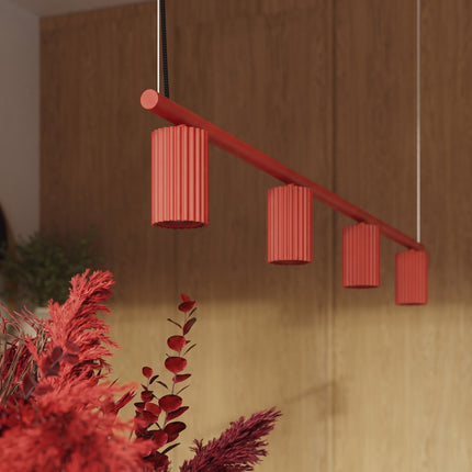 Suspension Oslo poutre 4 cylindres 122 cm rouge vif dans un intérieur contemporain