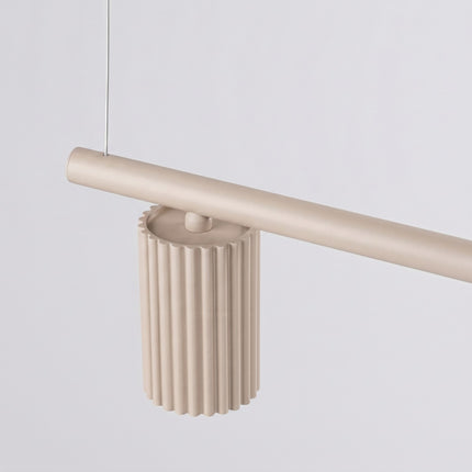 Suspension Oslo poutre 4 cylindres 122 cm taupe sur fond coloré, vue de trois quarts