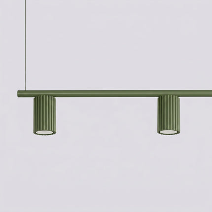 Suspension Oslo Poutre 4 Cylindres 122 cm en Aluminium Cannelé Vert Olive, packshot de trois quarts