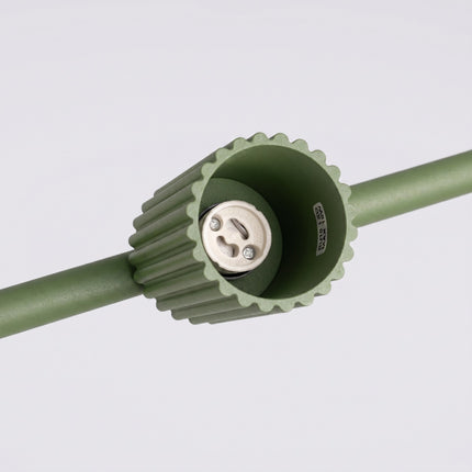 Suspension Oslo Poutre 4 Cylindres 122 cm en Aluminium Cannelé Vert Olive, détail de la finition