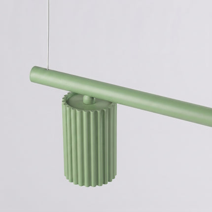 Suspension Oslo poutre 4 cylindres 122 cm vert sauge sur fond coloré, vue de trois quarts
