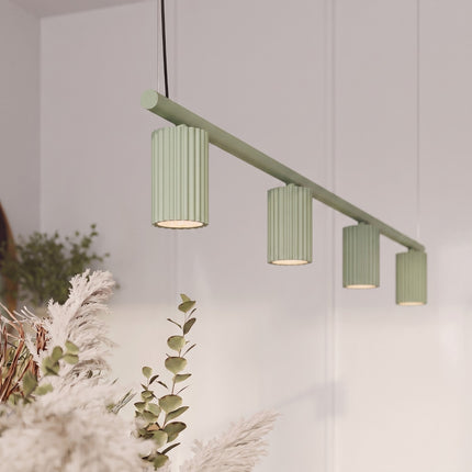 Suspension Oslo poutre 4 cylindres 122 cm vert sauge dans un intérieur contemporain