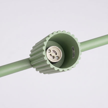 Suspension Oslo poutre 4 cylindres 122 cm vert sauge, détail des cannelures