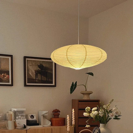 Suspension japonaise en papier de riz dans un intérieur minimaliste japandi