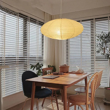 Suspension en papier de riz diffusant une lumière douce dans un salon zen