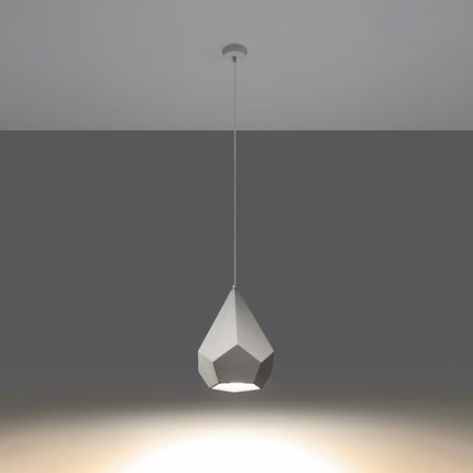 Suspension Pavlus en céramique blanche allumée diffusant une lumière chaude vers le bas