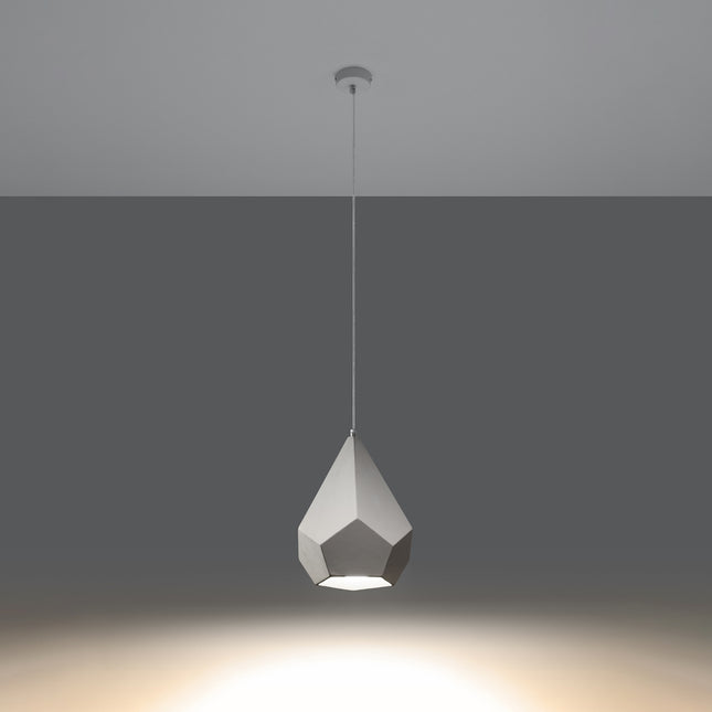 Suspension Pavlus en céramique blanche allumée diffusant une lumière chaude vers le bas