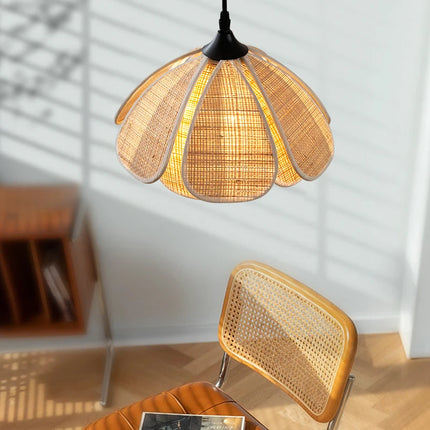 Suspension pétale en rotin dans un intérieur japandi avec chaise en cannage et parquet