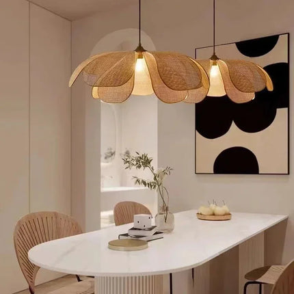 Suspension pétales en osier tressé allumée diffusant une lumière chaleureuse