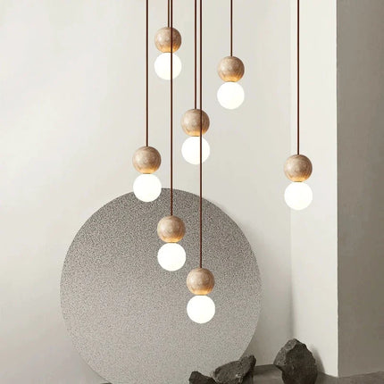 Suspension en pierre jaune à câble ajustable pour les espaces modernes et minimalistes.