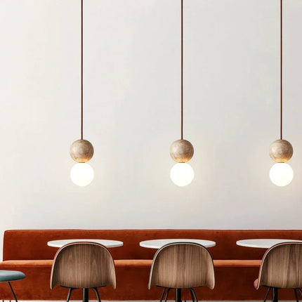 Suspension au design minimaliste en pierre jaune pour un éclairage naturel.