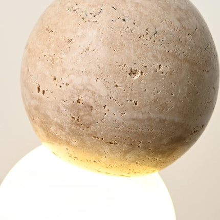 Suspension LED minimaliste en pierre jaune pour une lumière douce et élégante.