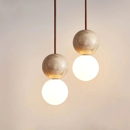 Suspension en pierre naturelle jaune au design minimaliste pour un éclairage chaleureux.