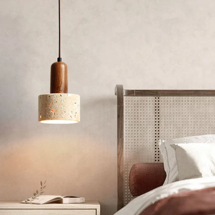 Suspension en travertin allumée diffusant une lumière douce