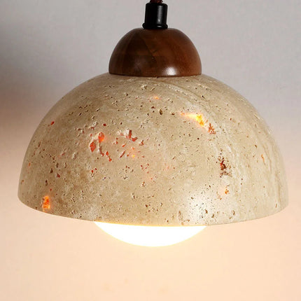 Suspension en travertin au-dessus d'une table de salle à manger